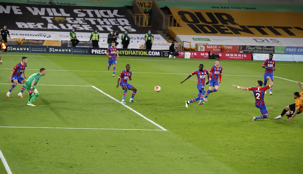 Pemain Wolverhampton Wanderers Castro Otto (kanan) mencetak gol ke gawang Crystal Palace pada pertandingan Premier League di Molineux Stadium, Wolverhampton, Inggris, Senin (20/7/2020). Wolverhampton Wanderers menang 2-0. (AP Photo/Martin Rickett, Pool)