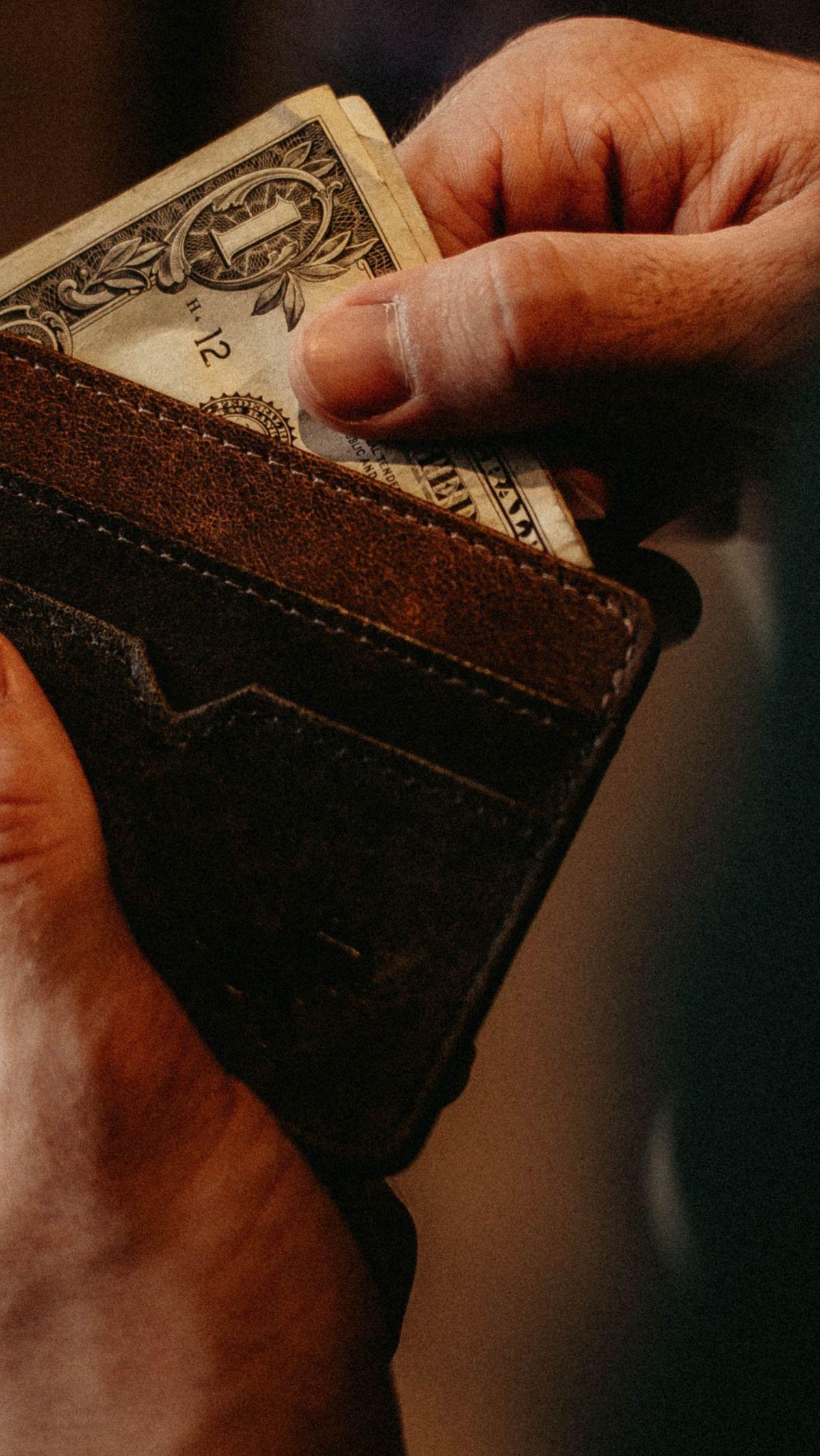 Dalam era di mana pertemuan sosial dan kebersamaan semakin menjadi bagian integral dari gaya hidup, salah satu hal yang sering kali menjadi perhatian adalah bagaimana membagi tagihan secara adil. Praktik ini dikenal sebagai "split bill" atau pembagian tag