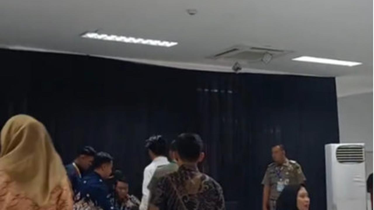 Momen Panitia Kompak Bantu Peserta yang Hampir Terlambat Masuk ke Ruangan Tes CPNS, Aksinya Banjir Pujian Warganet