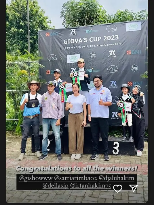 Melansir redaksiberkuda.com, Djalu anak Irfan Hakim berhasil naik podium dari dua kelas. Djalu berhasil juara dua di kelas SJ 40 Cm U14 dengan kuda Kumbang. Dan kemudian naik podium juara tiga kelas SJ 40-60 Cm U14 bersama kuda Wing Commando. [Instagram/dellasip]