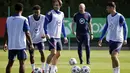 Striker Inggris Jack Grealish (tengah) menghadiri sesi latihan di Hotspur Way, tempat latihan Tottenham Hotspur, London, Selasa (7/9/2021). Inggris akan bertandang ke markas Polandia dalam matchday ke-6 kualifikasi Piala Dunia 2022 zona Eropa Grup I pada 9 September mendatang. (Tolga Akmen/AFP)