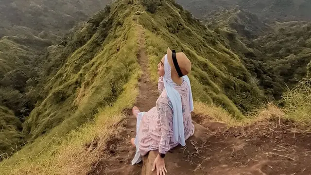 Wisatawan berada di Gunung Tumpeng @ nina_wati_nsz