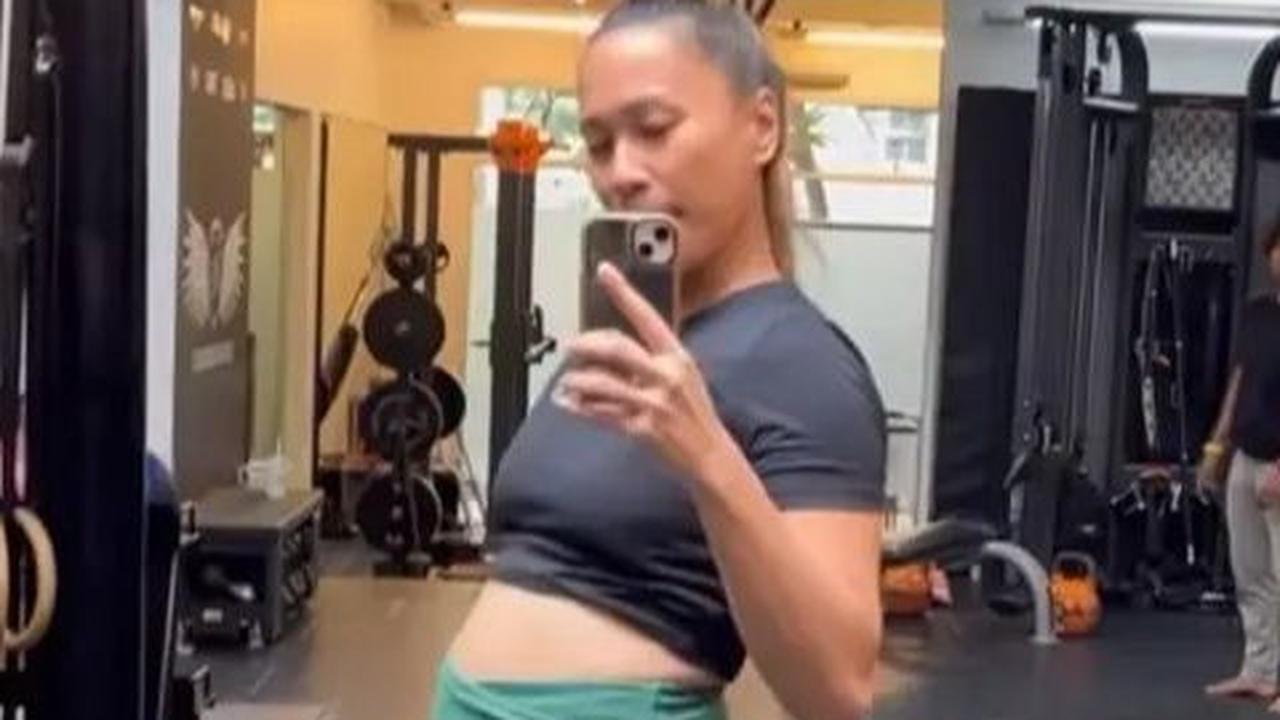 Dalam unggahan di Instagram, Inong Ayu tersenyum bahagia sambil memperlihatkan baby bump-nya yang sudah mulai terlihat jelas.