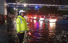 Kawasan Kelapa Gading Jakut Terendam Banjir, Polisi Berlakukan Pengalihan Arus Lalin