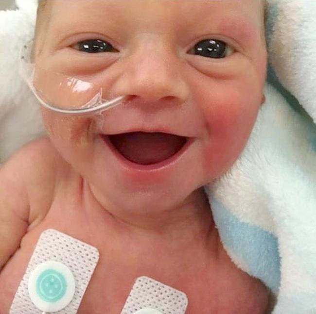Bayi Lauren yang tersenyum sangat manis saat usianya 5 hari | Photo: Copyright boredpanda.com