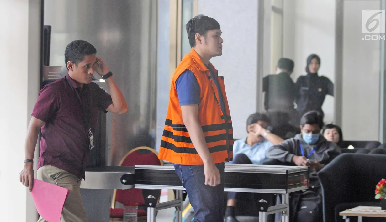 Tersangka Direktur PT Hidro Tekno Indonesia, Hendarwan Maruszama saat berada di gedung KPK, Jakarta, Kamis (8/2). Hendarwan diperiksa sebagai tersangka kasus dugaan suap dalam APBD Pemerintah Kota Malang tahun anggaran 2016. (Liputan6.com/Herman Zakharia)