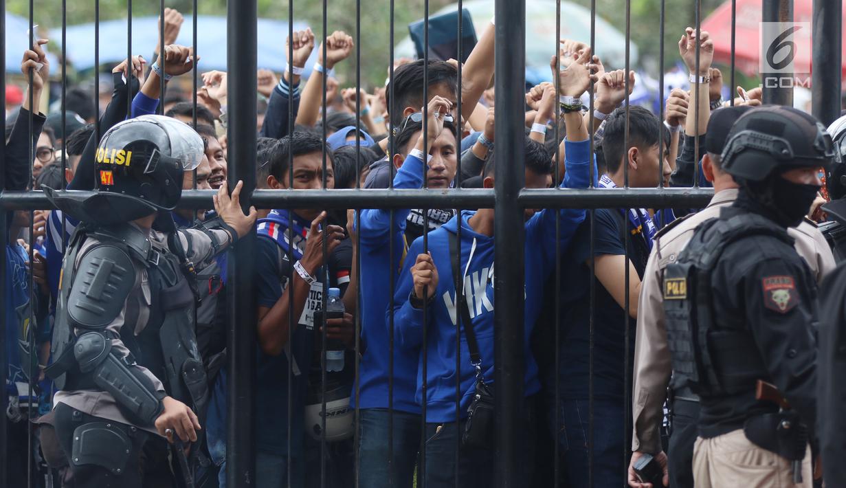 Suporter Persib antre masuk Stadion Gelora Bandung Lautan Api, Bandung, Selasa (16/1). Persib akan menjamu Sriwijaya FC pada laga perdana Piala Presiden 2018 yang akan dibuka oleh Presiden Joko Widodo. (Liputan6.com/Helmi Fithriansyah)