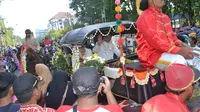 Wali Kota Semarang menaiki kereta dalam prosesi dugder 2017. (foto : Liputan6.com / edhie prayitno ige)