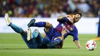 Lionel Messi dilanggar pemain Real Madrid pada laga Supercup Spanyol di Camp Nou stadium, Barcelona, (13/8/2017). Real Madrid menang 3-1. (AP/Manu Fernandez)