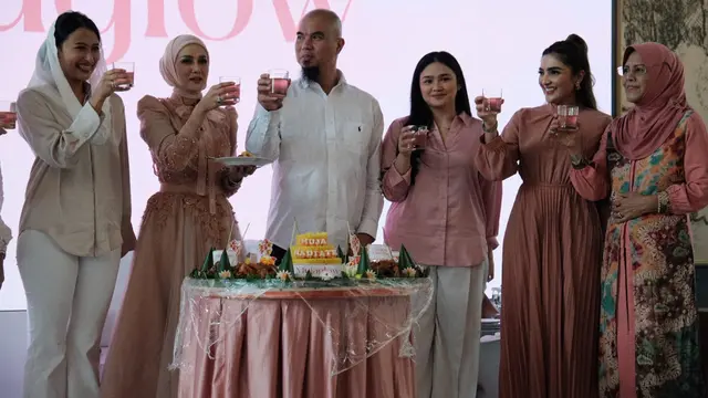 Mulan Jameela saat memperkenalkan Muja Glow
