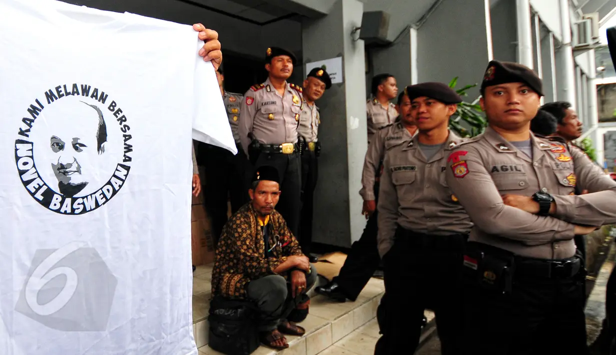 Aksi simpatisan Novel Baswedan usai sidang putusan praperadilan Novel di Pengadilan Negeri Jakarta Selatan, Selasa (9/6/2015). (Liputan6.com/Yoppy Renato)
