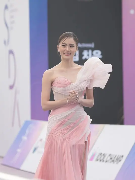 Hadir juga artis Filipina Kim Chiu yang tampil mengenakan sculptural dress warna pink pastel. [@queenkimchiu].