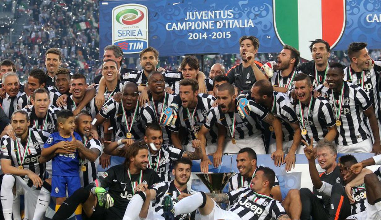  Perayaan scudetto seluruh penggawa Juventus di laga terakhir usai mengalahkan Napoli 3-1 (AFP PHOTO / MARCO BERTORELLO)