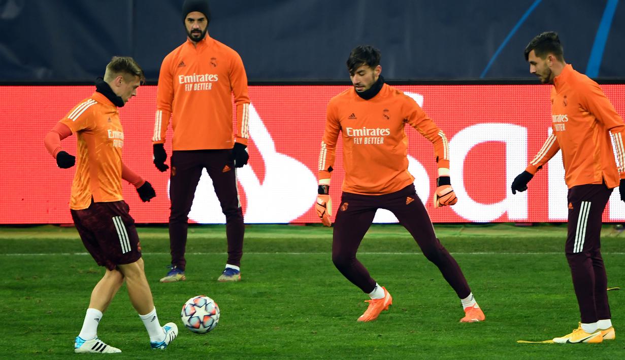 Gelandang Real Madrid, Toni Kroos (kiri), dan rekan-rekannya mengikuti games dalam sesi latihan di Olympiyskiy Stadium, Kiev, Senin (30/11/2020), jelang laga matchday ke-5 Grup B Liga Champions 2020/21 menghadapi tuan rumah Shakhtar Donetsk, Selasa (1/12/2020). (AFP/Sergei Supinsky)