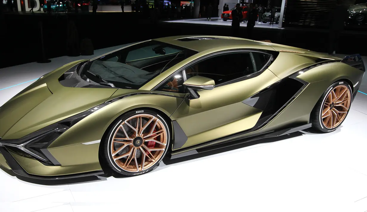 Supercar hybrid Lamborghini Sian dipamerkan perdana dalam IAA Auto Show di Frankfurt, Jerman, Rabu (11/9/2019). Mobil listrik pertama keluaran Lamborghini yang diberi nama Sian FKP 37 ini menampakkan dirinya secara perdana di hadapan publik. (Daniel ROLAND/AFP)