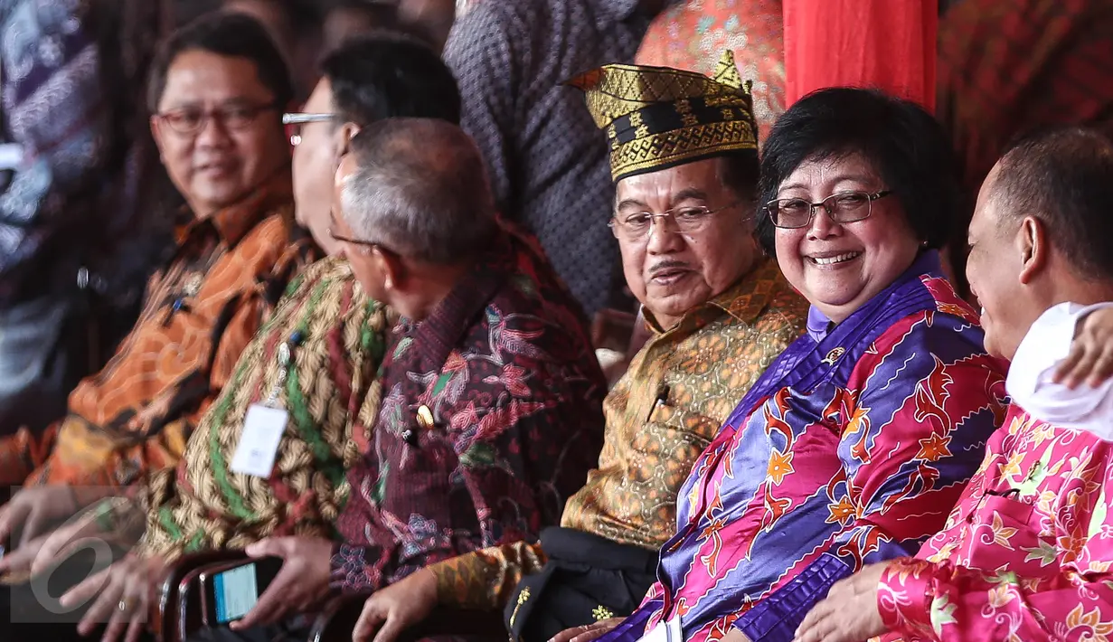 Wapres Jusuf Kalla berbincang dengan Menteri LHK, Siti Nurbaya saat menghadiri puncak Hari Lingkungan Hidup Sedunia Tingkat Nasional tahun 2016 di Kabupaten Siak, Riau, Jumat (22/7). "Go Wild for Life" menjadi tema acara ini (Liputan6.com/Faizal Fanani)
