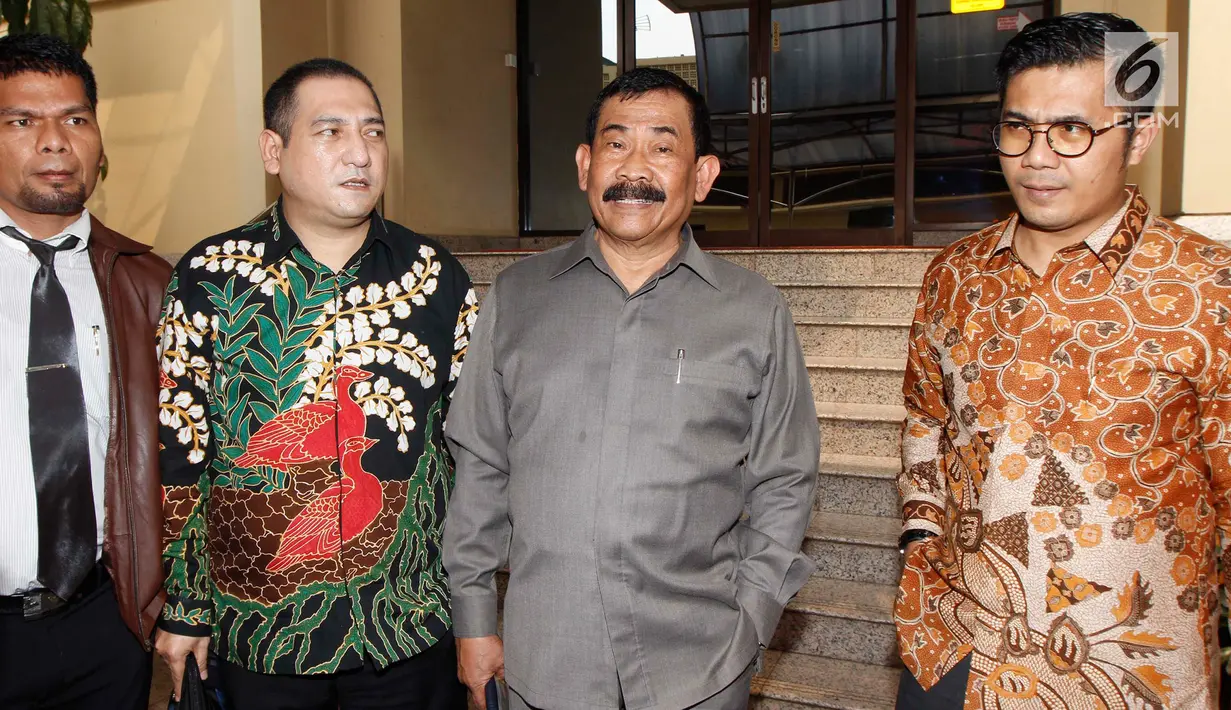 Dirut STC, Mayjen TNI (Purn) Soenarko MD (kedua kanan) melaporkan petinggi Polri terkait tindakan represif terhadap sengketa lahan antara PT STC dengan  PT PT Multi Sarana Agro Mandiri (MSAM) di Kompolnas, Jakarta, Senin (23/7). (Liputan6.com/Pool/Dodi)