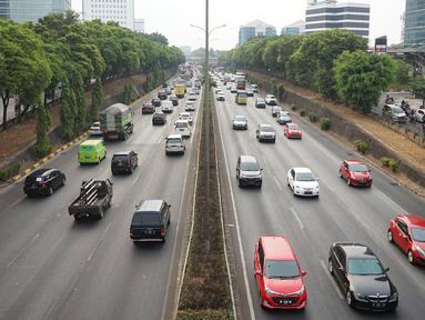 Kendaraan melintasi Tol JORR di kawasan Jakarta Selatan, Selasa (8/10/2019). Kepala Badan Pengatur Jalan Tol (BPJT) Kementerian PUPR Danang Parikesit menegaskan ada 21 ruas tol yang akan mengalami kenaikan tarif. (Liputan6.com/Immanuel Antonius)