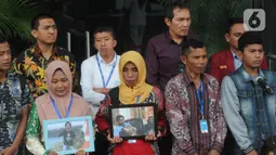 Orang tua Randi dan Yusuf, dua mahasiswa Universitas Halu Oleo yang tewas tertembak saat aksi demo menolak RKUHP dan revisi UU KPK pada September lalu di Kendari, Sulawesi Tenggara, mendatangi Gedung KPK, Jakarta, Kamis (12/12/2019). (merdeka.com/Dwi Narwoko)