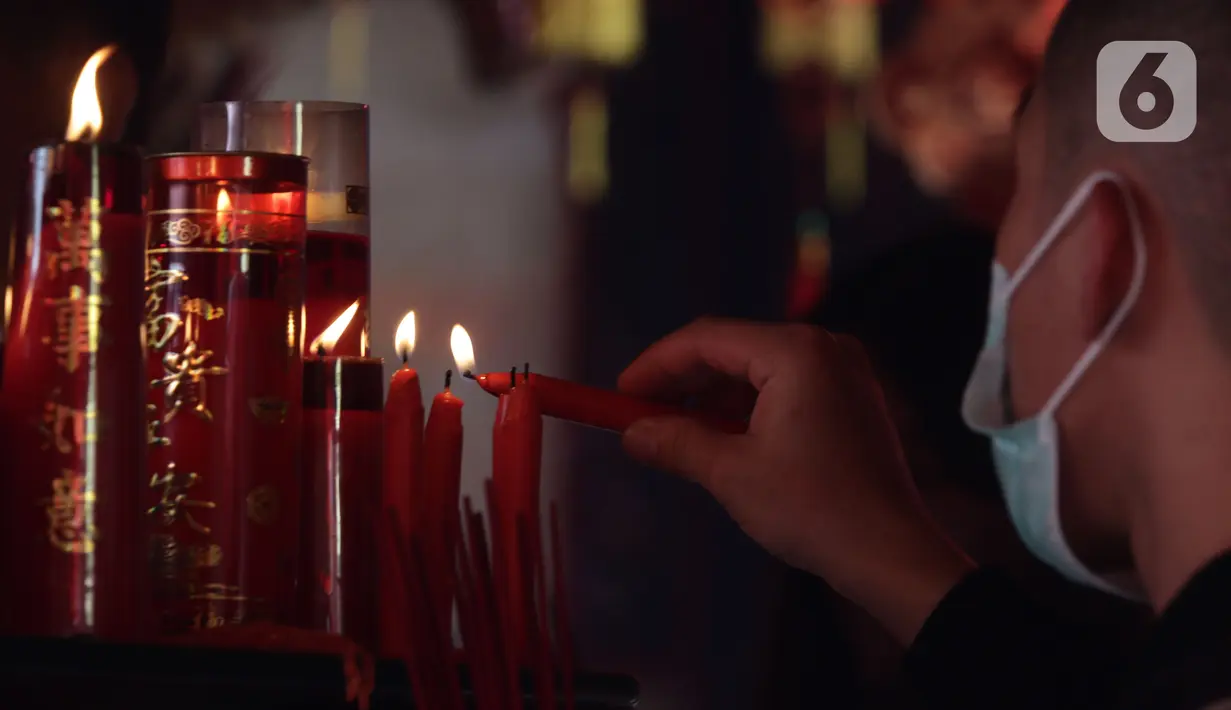 Warga keturunan Tionghoa membakar lilin saat sembahyang Tahun Baru Imlek 2573 di Vihara Dhanagun, Kota Bogor, Selasa (1/2/2022). Pelaksanaan ibadah Tahun Baru China atau Imlek 2573 di Kota Bogor berjalan secara khidmat dan aman. (Liputan6.com/Helmi Fithriansyah)