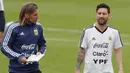 Striker Argentina, Lionel Messi, berbincang dengan asisten pelatih, Sebastian Becacece, saat latihan di Bronnitsy, Rusia, Rabu (13/6/2018). Lionel Messi menjadi tumpuan Timnas Argentina untuk menjuarai Piala Dunia 2018. (AP/Ricardo Mazalan)