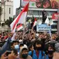 Pengunjuk rasa berkumpul saat berdemonstrasi menolak UU Cipta Kerja di kawasan Harmoni, Jakarta, Kamis (8/10/2020). UU Cipta Kerja yang disahkan beberapa waktu lalu memicu demonstasi sejumlah kalangan. (Liputan6.com/Faizal Fanani)