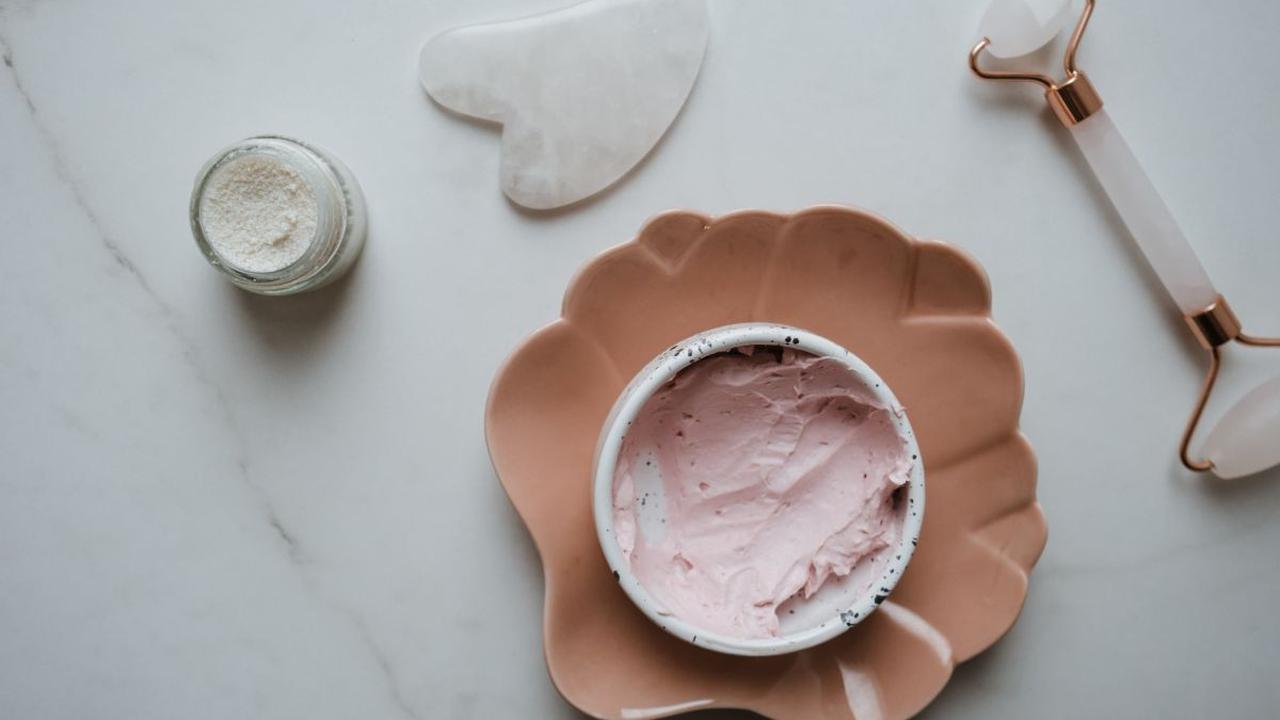 Kunci kulit yang cerah, awet muda, dan bebas kusam adalah memberinya semua nutrisi yang diperlukan. Mempelajari apa saja jenis vitamin yang baik untuk kulit kusam dapat membantu Anda memilih dengan tepat mana yang terbaik untuk kulit Anda.