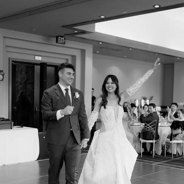 7 Potret Detail Resepsi Pernikahan Aurelie Moeremans dan Tyler Bigenho, Romantis