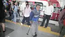 Seorang penyandang disabilitas seusai menaiki kereta Lintas Rel Terpadu (LRT) di Stasiun LRT Veldrome, Jakarta, Sabtu (27/4). Kegiatan yang diikuti Jakarta Barrier Free Tourism (JBFT) itu untuk mengenalkan LRT lebih dekat, terutama kepada penyandang disabilitas. (Liputan6.com/Faizal Fanani)