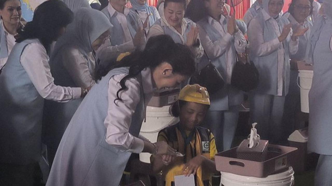 Momen Selvi Gibran Ajari Siswa SD di Serang Cuci Tangan Bareng Para Istri Menteri