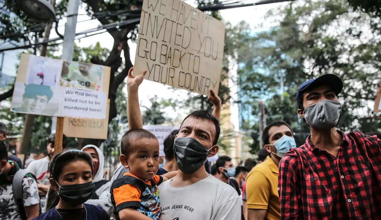 Para pencari suaka melakukan aksi unjuk rasa di depan kantor UNHCR, Jakarta, Selasa (18/8/2020). Dalam aksinya mereka meminta pertanggung jawaban dari UNHCR karena hingga saat ini banyak para pencari suaka tidak mendapatkan kejelasan akan nasibnya di Indonesia. (Liputan6.com/Faizal Fanani)
