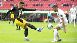 Pemain Borussia Dortmund, Jadon Sancho, melepaskan tendangan saat melawan Augsburg pada laga Bundesliga, Minggu (27/9/2020). Augsburg menang dengan skor 2-0. (Matthias Balk/dpa via AP)