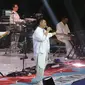 Penampilan Kahitna pada konser &ldquo;2 Tahun Menuju 40&rdquo; yang digelar di Plenary Hall Jakarta Convention Center, Selasa (17/9/2024) malam. (Liputan6.com/Helmi Fithriansyah)