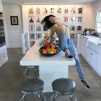 Bella Hadid kayaknya senang banget ya pulang ke rumah. (instagram/yolanda.hadid)