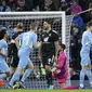 Eksekusi yang dilakukan Riyad Mahrez (kanan) berjalan mulus. Manchester City pun unggul 3-1. (AP/Jon Super)