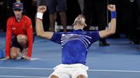 Novak Djokovic rayakan kemenangan atas Rafael Nadal pada final Australia Terbuka 2019. (AP Photo/Aaron Favila)