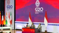 Presiden Jokowi didampingi Menlu Retno Marsudi dan Menkeu Sri Mulyani memberikan press briefing usai penutupan KTT G20 bersama awak media pada Rabu (16/11/2022). (Liputan6/Benedikta Miranti)