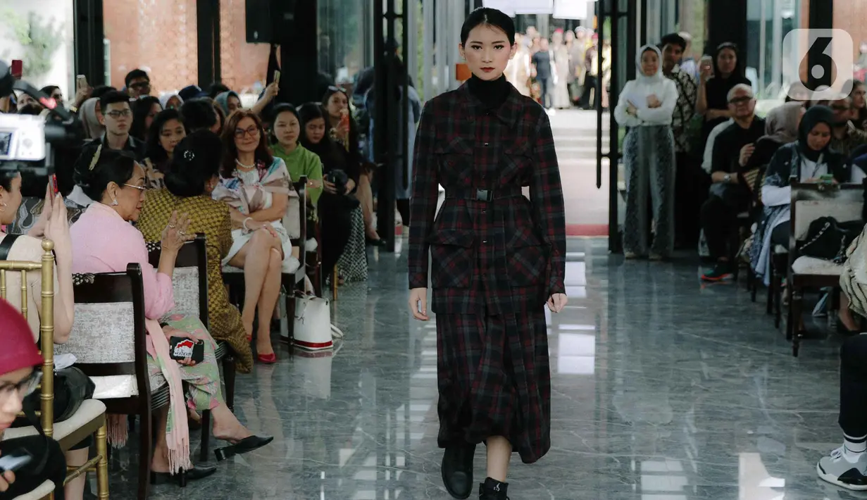 Model menampilkan rancangan busana saat Road to Indonesia Fashion Week 2020 di kawasan Hutan Kota GBK, Jakarta, Rabu (12/2/2020). Asosiasi Perancang dan Pengusaha Mode Indonesia (APPMI) akan menyelenggarakan Indonesia Fashion Week 2020 pada 1-5 April 2020. (Liputan6.com/Faizal Fanani)