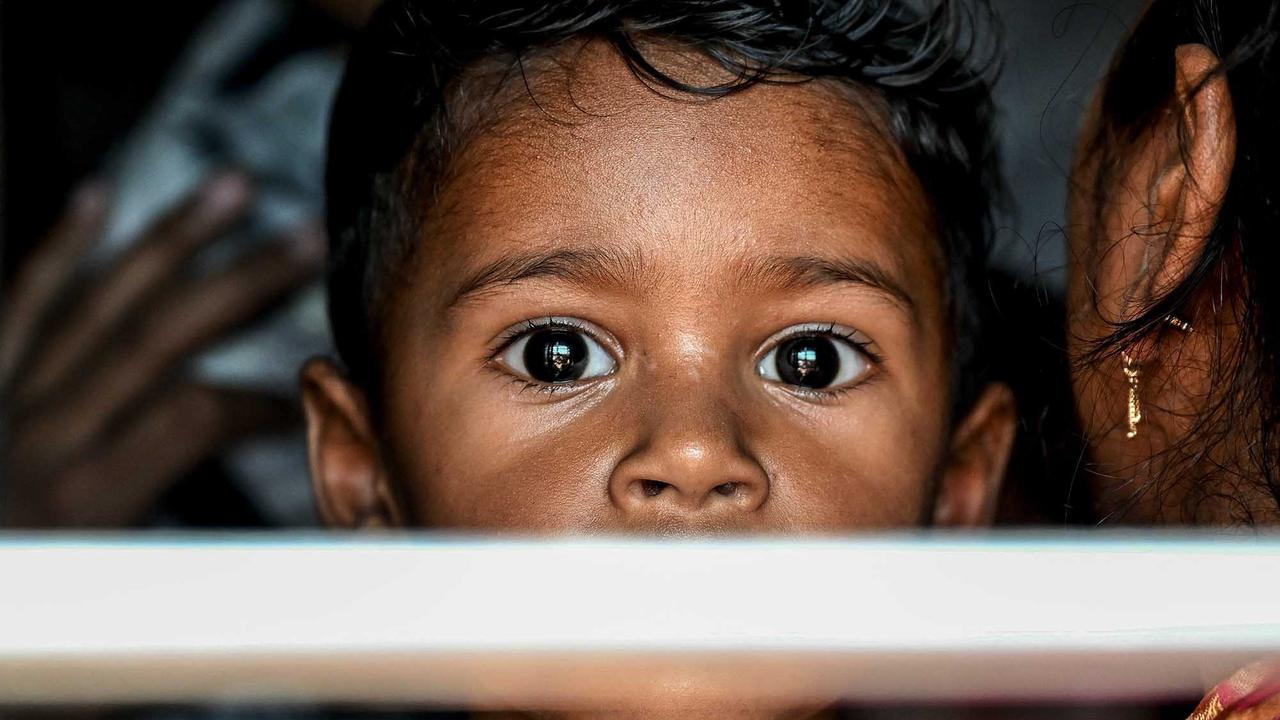 FOTO: Konflik India-Pakistan Memanas, Warga Panik Mengungsi KeTempat Aman