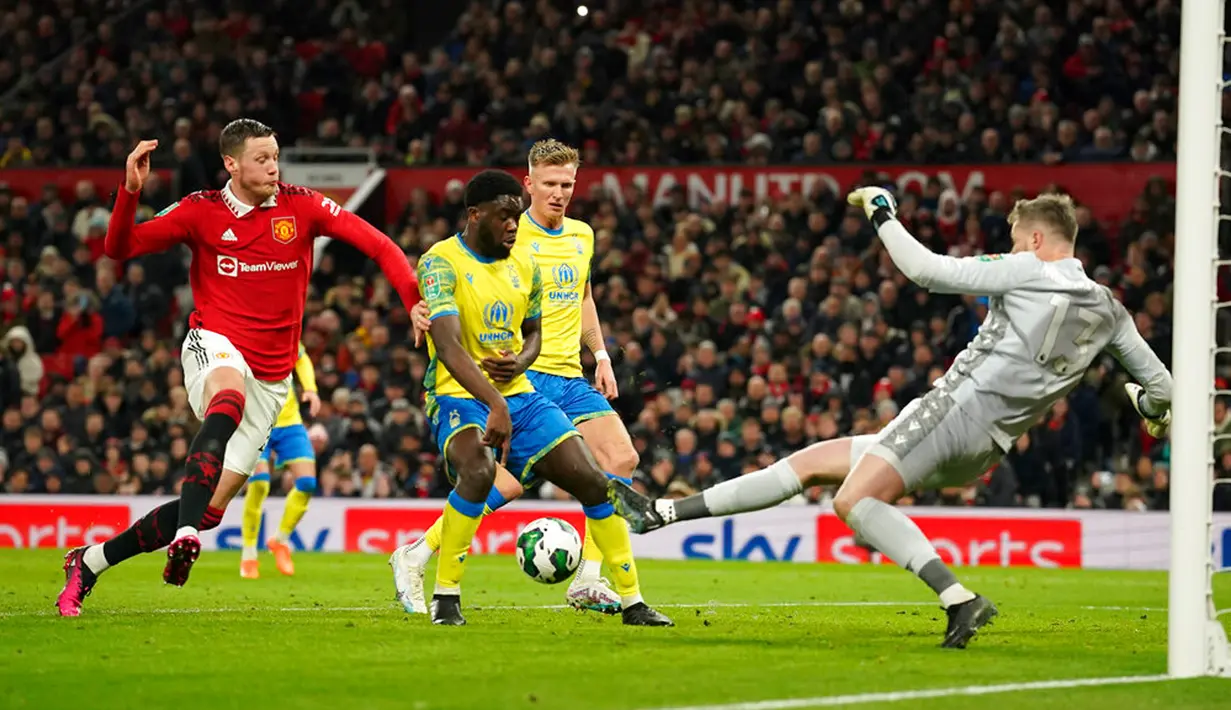 Kiper Nottingham Forest Wayne Hennessey (kanan) menghalau pemain Manchester United Wout Weghorst pada pertandingan sepak bola leg kedua semifinal Piala Liga Inggris di Old Trafford, Manchester, Inggris, 1 Februari 2023. Manchester United melaju ke final Piala Liga Inggris usai mengalahkan Nottingham Forest dengan skor 3-0 pada leg pertama dan 2-0 pada leg kedua. (AP Photo/Dave Thompson)