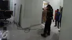 Petugas memeriksa ruangan yang menjadi tempat keluarnya asap di RSUD Koja, Jakarta, Selasa (3/5). Penyebab peristiwa tersebut masih dalam penyelidikan pihak terkait dan tidak ada korban jiwa dalam peristiwa itu. (Liputan6.com/Gempur M Surya)