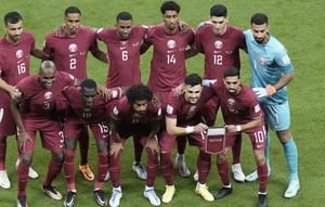 Timnas Qatar berfoto sebelum dimulainya laga matchday pertama Grup A Piala Dunia 2022 menghadapi Timnas Ekuador di Al-Bayt Stadium, Qatar, Minggu (20/11/2022) malam WIB. (AP/Hassan Ammar)
