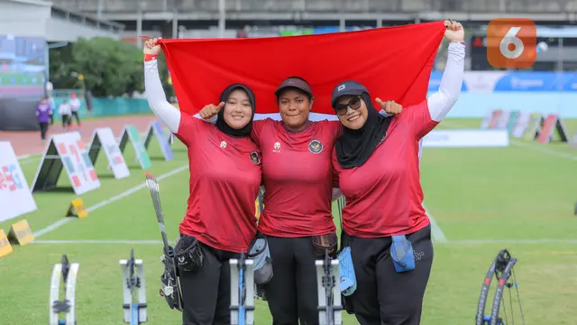 Foto: Jinakkan Perlawanan Sengit Wakil Singapura, Tim Panahan Putri Indonesia Sabet Medali Emas SEA Games 2025