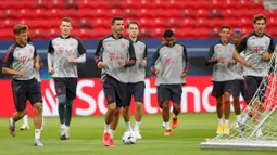 Pemain Bayern Munchen saat mengikuti sesi latihan jelang pertandingan Piala Super Eropa 2020 di Puskas Arena, Budapest, Kamis (24/9/2020). Bayern Munchen akan menghadapi juara Liga Europa, Sevilla. (AFP/Bernadett Szabo)