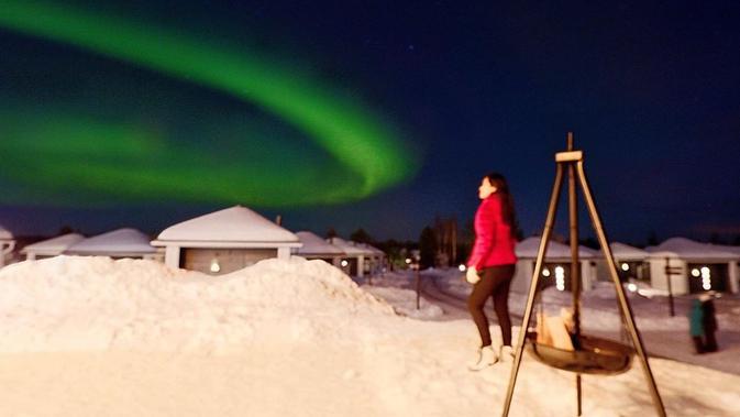 Titi Kamal senang mendapati  Aurora Borealis saat berada di Rovaniemi, Finlandia (Dok.Instagram/@titi_kamall/https://www.instagram.com/p/B67MHBdhzHz/Komarudin)