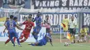 Gelandang Persib, Febri Hariyadi, terjatuh saat berusaha melewati pemain Semen Padang pada laga Liga 1 Indonesia di Stadion Si Jalak Harupat, Bandung, Sabtu, (9/9/2017). Persib ditahan imbang 2-2 oleh Semen Padang. (Bola.com/M Iqbal Ichsan)