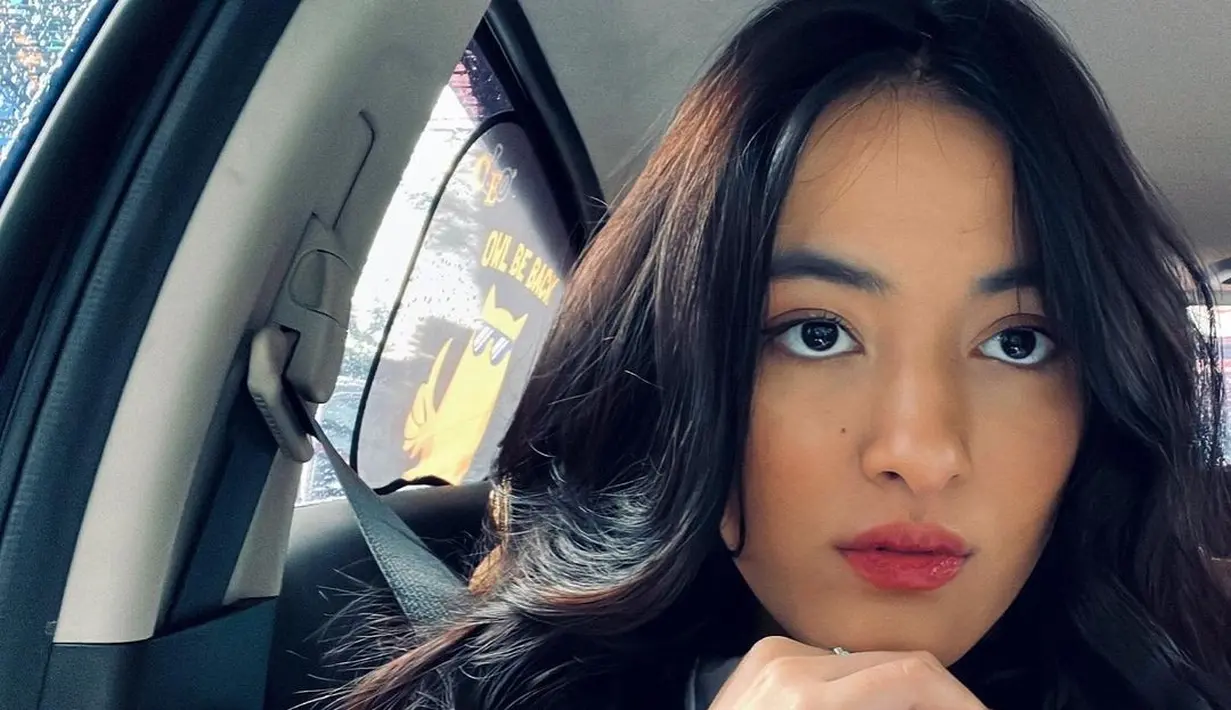 Lagi, Mawar memamerkan potret selfienya di dalam mobil, yang terlihat luar biasa cantik. Foto: Instagram.