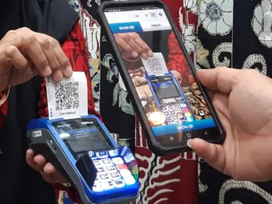 Pelaku UMKM bertransaksi menggunakan QR Code BCA mobile pada pameran Adi Wastra Nusantara di Jakarta (11/2/2022). Bertepatan dengan momen Hari Ulang Tahun BCA yang ke-65, BCA mendukung UMKM di Indonesia melalui tiga pilar utama yaitu Pilar Pembayaran, Pembinaan, dan Pembiayaan. (Liputan6.com/HO/Eko)