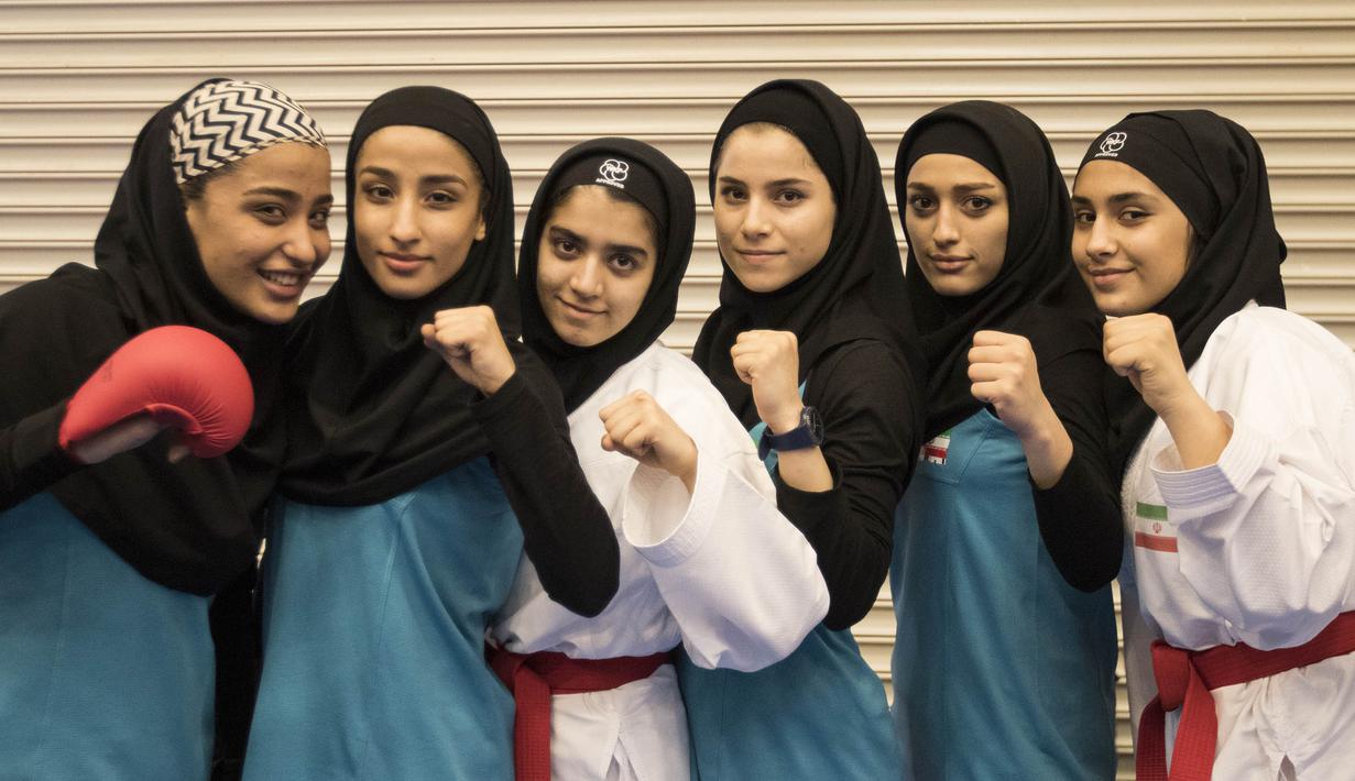 Sejumlah karateka berhijab siap tampil pada Kejuaraan Dunia Karate Junior, Cadet dan U-21 2015 di ICE, Tangerang. (Bola.com/Vitalis Yogi Trisna) 