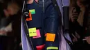 Kertas post-it tertempel pada celana label Fyodor Golan edisi Fall/Winter 2017 selama London Fashion Week di London, 17 Februari 2017. Label asal Inggris itu merilis busana dengan tempelan kertas post-it di setiap koleksinya. (NIKLAS HALLE'N/AFP)